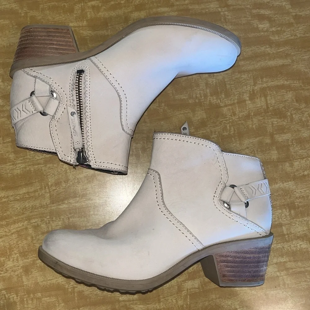 Teva cream leather Foxy booties size 6.5 low heel / preowned